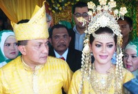 Bella Saphira dan Mayor Jenderal Agus melakukan jumpa pers setelah melakoni serangkaian acara adat.