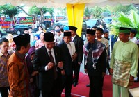 Menteri Agama, Suryadharma Ali yang terlihat hadir. Ia tiba di kediaman orangtua Agus pukul 7.55 WIB bersama dengan Imam Besar Masjid Istiqlal, KH Ali Mustafa Yakub.
