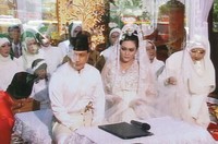 Prosesi akad nikah ditayangkan di televisi yang diletakkan di luar rumah.