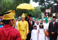 Setelah akad nikah, Bella dan Agus Surya Bhakti melakoni serangkaian acara adat Melayu.     