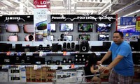 Seorang pengunjung melintas di depan jejeran produk elektronik di salah satu toko di Jakarta, Jumat (29/8/2013).