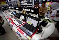 Seiring dengan melemahnya rupiah yang hingga kini masih berkisar di angka Rp 11.000 per dolar AS, harga sejumlah produk elektronik ikut terkerek naik.