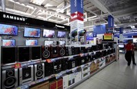 Kenaikan harga itu disebabkan karena komponen elektronik didatangkan melalui impor. Bahkan hampir 85% produk komputer (laptop, notebook dan ipad) diimpor dalam bentuk jadi.