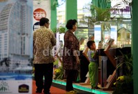 Warga melihat beragam maket rumah di Jakarta, Jumat (30/8/2013).