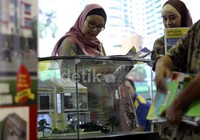 Pengunjung melihat maket rumah di seuah pameran properti.