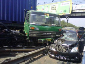 Tabrakan Beruntun di Tol Waru Sidoarjo, 4 Orang Terluka