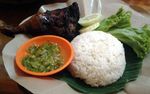 Menyantap Nasi Gudeg Komplit dan Ayam Sambel Bawang Sambil Lesehan
