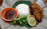 Menyantap Nasi Gudeg Komplit dan Ayam Sambel Bawang Sambil Lesehan