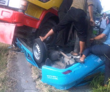 Truk Pengangkut Paku Bumi Tabrak Taksi, Dua Orang Tewas