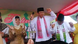 Ahok Asyik Nyanyi Terajana dan Joget Dangdut di Monas