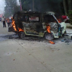 Angkot Terbakar Sampai Gosong di Depan Balai Kota Depok