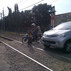 Para Bocah Kecil Mengadu Nyawa Jaga Perlintasan Kereta Rawa Buaya