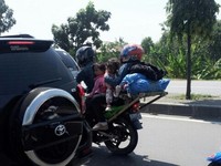 Foto diambil pada hari Senin siang tanggal 12 Agustus 2013 di jalur Pantura Indramayu.