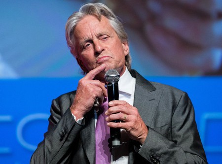 Pisah dari Catherine Zeta Jones, Michael Douglas Masih Pakai Cincin Kawin