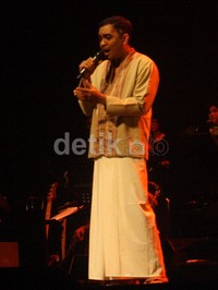 Glenn menyanyikan lagu 'Maha Cinta Rahwana'