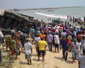 Truk Kontainer Muat Buah Terjun Ke Laut, Sopir Tewas Terjepit