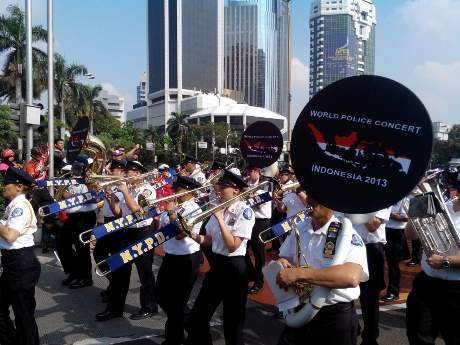 Marching Band NYPD Beraksi di Karnaval HI, Masyarakat Bersorak