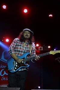 Tak pelak ratusan jazzer berhamburan ke depan panggung demi melihat idolanya. Syaifullah Asep/DetikHot     