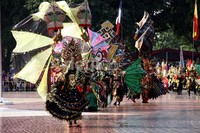     Peserta Jember Fashion Carnaval menari. Lamhot Aritonang/Detik Foto