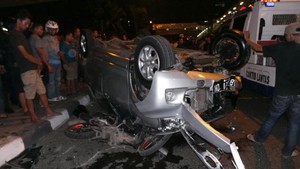 Hindari Motor, Avanza Terguling dan Menimpa Motor di Jl. HR Rasuna Said