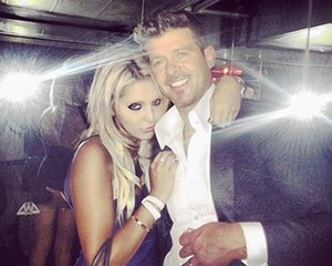 Robin Thicke Ketahuan Pegang Bokong Fans