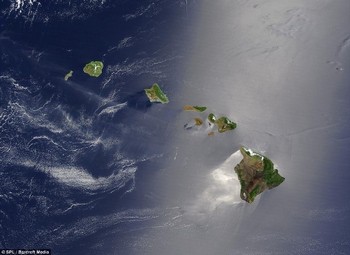Pemandangan pulau-pulau di Hawai dan laut sekitarnya. (kredit foto: barcroft media)
