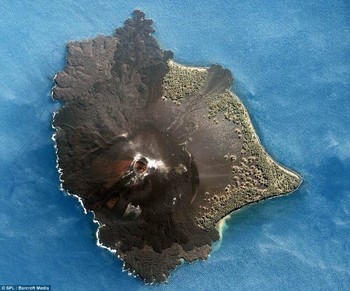 Ini adalah pulau vulkanik Anak Krakatau yang diambil oleh satelit Ikonos. (kredit foto: barcroft media)