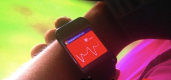 Jam tangan ini menggunakan sistem operasi Android, dan mungkin tak bisa berdiri sendiri. Maksudnya, bila ingin mmaksimalkannya harus terhubung dengan smartphone Android dengan fitur Bluetooth. (Kredit foto: Venture Beat)