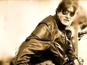 Amitabh Bachchan Lelang Jaket Motor untuk Amal
