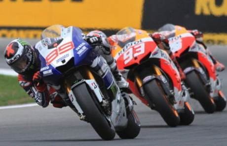 Lorenzo Sukses Pecundangi Marquez