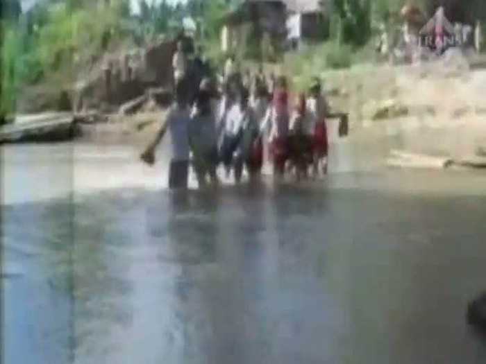 Menyeberangi Sungai Demi Bersekolah