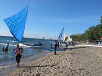 Pantai ini terletak di jalur Pantura. Sesuai namanya, pantai ini punya hamparan pasir putih. Lalu, Pantai Pasir Putih ini juga masih alami dan cocok bagi Anda untuk melepas penat dari jenuhnya hidup di perkotaan (Rivki/detikTravel)