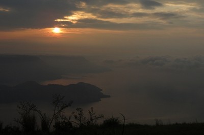 Sunrise Menggoda di Danau Toba