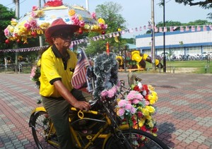 Unik! Ada Becak Berhias Bunga-bunga di Melaka