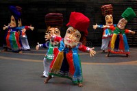 Seniman Masti-Maker Dance Group tampil dengan mengusung tema Human Puppet Dancer Group'.