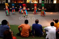 Penampilan seniman Masti-Maker Dance Group berhasil memukau penonton Wayang World Puppet Carnival (WWPC) 2013.