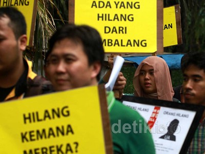 Aksi Jalan Kaki Laporkan Hilangnya Anggota DPR