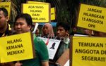Aksi Jalan Kaki Laporkan Hilangnya Anggota DPR