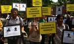 Aksi Jalan Kaki Laporkan Hilangnya Anggota DPR