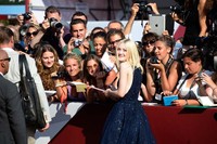 Ia juga terlihat meyapa para penggemarnya dengan memberikan tanda tangan. Pascal Le Segretain/Getty Images.     