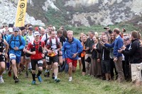 Pangeran William dan Kate Middleton membuka start marathon dengan membunyikan lonceng. Paul Lewis/Getty Images.