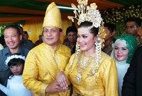 Bella dan Mayor Jenderal Agus memamerkan cincin pernikahan mereka.     