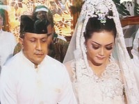 Dalam prosesi akad nikah, Bella terlihat cantik dalam balutan kebaya berwarna putih.