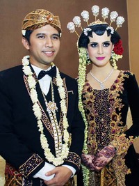 Jika sebelumnya menggunakan adat Palembang, Arumi dan Emil mengenakan baju adat Jawa di acara resepsi.