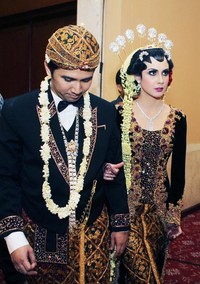 Jika sebelumnya menggunakan adat Palembang, Arumi dan Emil mengenakan baju adat Jawa di acara resepsi.