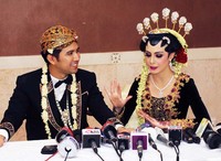 Rona bahagia pun terpancar dari wajah kedua pasangan suami istri baru itu saat menggelar acara jumpa pers.