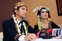 Acara resepsi pernikahan mereka dihadiri beberapa menteri dan pejabat.