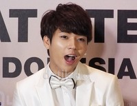 Woohyun sempat menyanyikan lagu 'Pelangi' di jumpa pers tersebut.