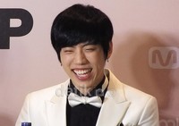 Apa ya yang membuat Dongwoo tertawa?