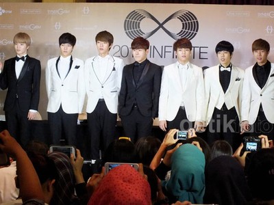 Keakraban Infinite di Jumpa Pers Jakarta